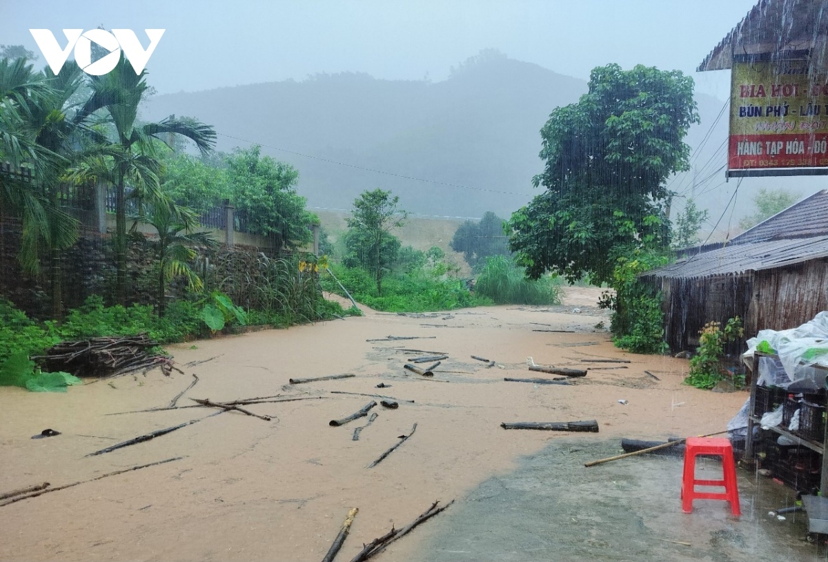 Heavy rain triggers landslides, flooding in northern Vietnam
